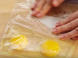 Она разбивает яйца в герметичный пакет и получается вкуснейший завтрак!